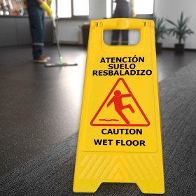 Cartel Atención Suelo Mojado 64x30 cm.